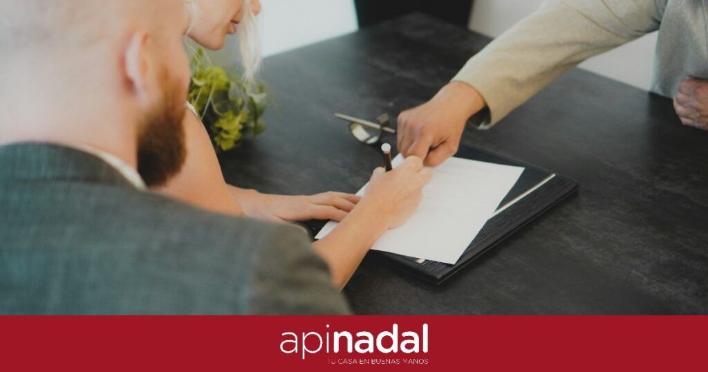 Firma de documentos para comprar un piso en Zaragoza