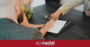 Firma de documentos para comprar un piso en Zaragoza