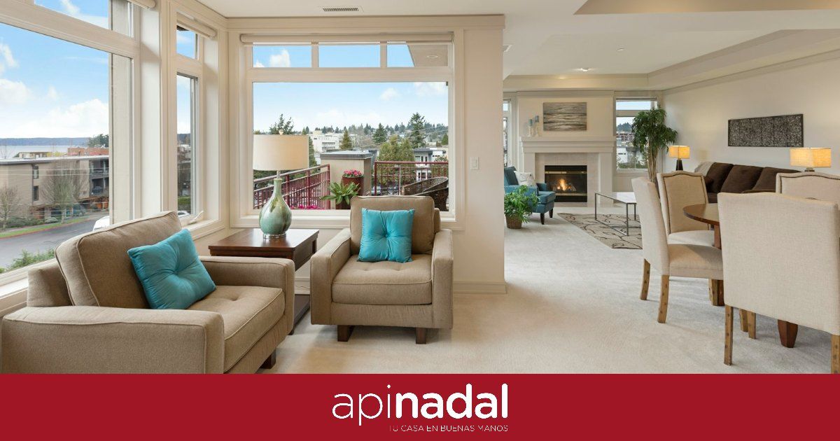 Salón luminoso y ordenado, preparado para vender la casa