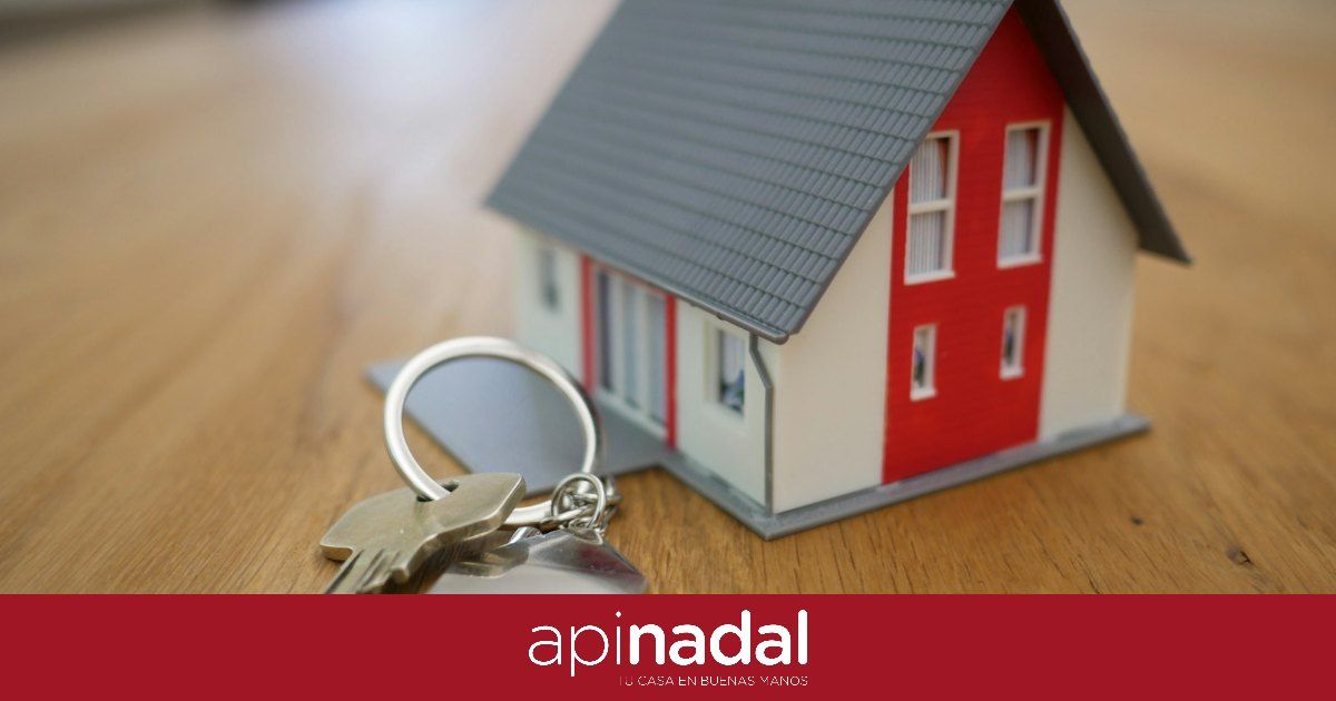 Llaves y maqueta de una casa: vender piso en Zaragoza